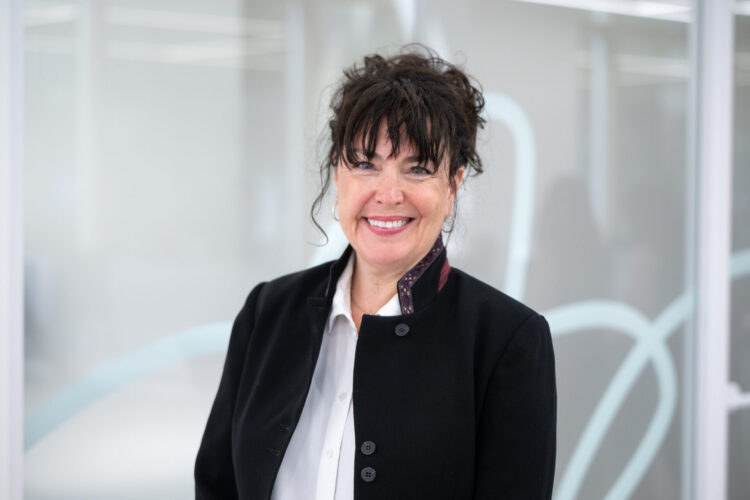 Julie Caron Conseillère, Services aux entreprises Fédération des chambres de commerce du Québec FCCQ